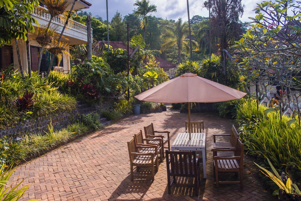 Foresta Inn Family Resort Prigen Exterior foto